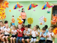 Великая ценность каждого человека - здоровье. Вырастить ребёнка сильным, крепким, здоровым - это желание родителей и одна из ведущих задач, стоящих перед дошкольным учреждением. 20 ноября 2020 г. в нашем саду состоялось спортивное соревнование «Веселые старты- 2020». На старт вышли две команды : «Ракета» и «Стрела». Участников ждало много испытаний: «Кто больше?», «Три прыжка», «Кенгуру», «Всадники», «Собери урожай», «С кочки на кочку», «Самый меткий», «Хоккеисты». Каждый старался изо всех сил прийти к финишу первым. Ребята показали ловкость, точность и силу, быстроту и сообразительность. В саду царили смех, шум и веселье.Члены жюри подвели итоги соревнований - победила дружба. Команды получили грамоты и сладкие призы. Ребятам очень понравилось и они уже ждут продолжения. Итак, до новых спортивных побед.